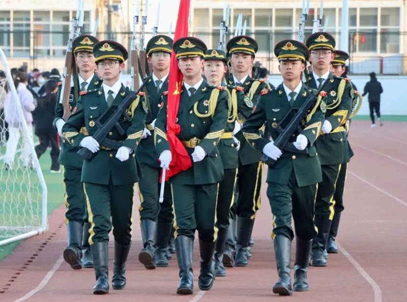 一群穿着制服的人 AI 生成的内容可能不正确。